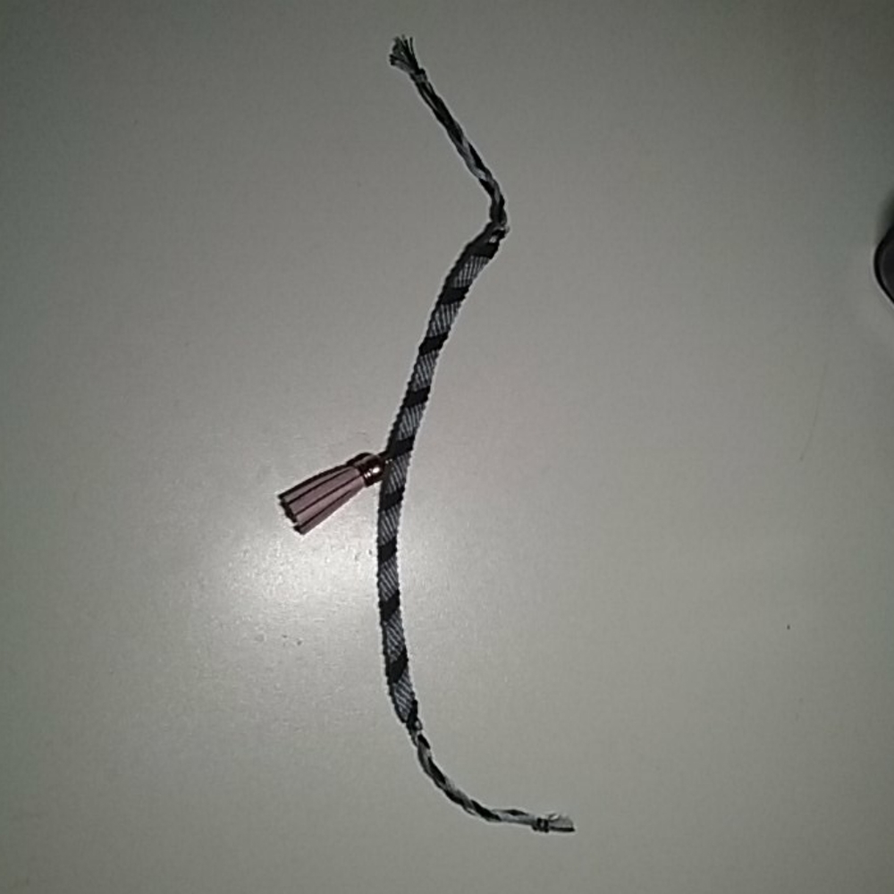 Handmade string bracelet - Picture 4 of 4